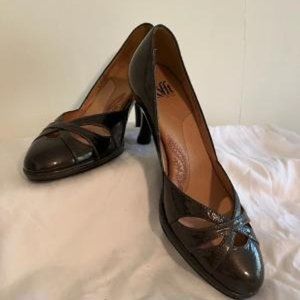 Dark olive green patent leather pumps 6.5M; like new